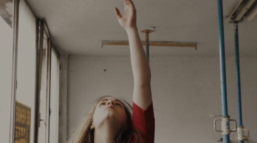 SIEMPRE ESTÁS MIRANDO MÁS ALLÁ